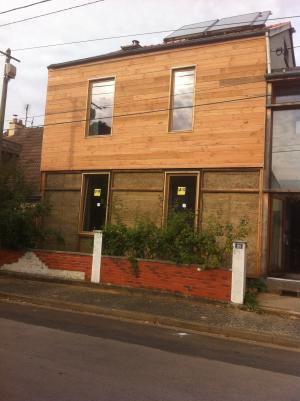 Isolation extérieure avec mur capteur et menuiseries mélèze 